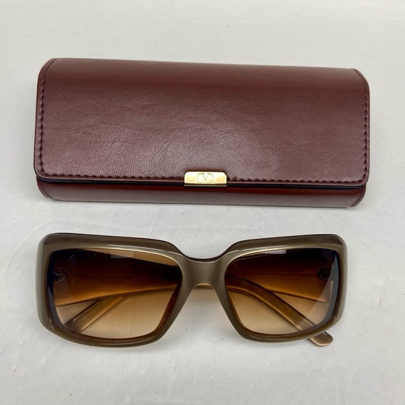 Valentino Garavani, Italy Gold Large Sunglasses with Case 5449S - Picture 14 of 16